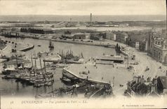 CPA Dunkerque Vue Generale du Port Bateaux