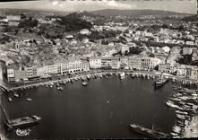 CPM St Tropez Vue Aerienne Sur Le Port Et Quai Suffren