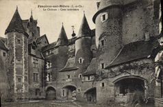 CPA Fougeres Sur Bievre Le Chateau Cour Interieure