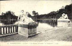 CPA Rambouilet Le Parc Les Statues Fecondite et Solidarite 
