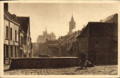 CPA Amiens Rue Haute des Tanneurs Au second plan Le clocher penche La cathedrale