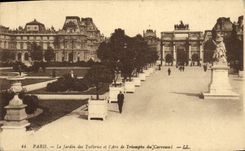 CPA Paris Le Jardin des Tuileries et L'Arc de Triomphe