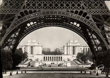 MODERN CARD Paris the Palate of Chaillot seen under the Eiffel Tower