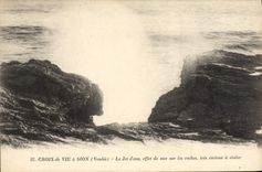 CPA Croix de Vie a Sion Le jet d'eau effet de mer sur les roches 
