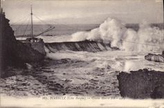 VINTAGE POSTCARD Biarritz Heavy sea