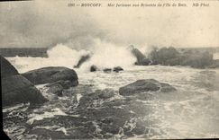 VINTAGE POSTCARD Roscoff Furious Sea with Breaking of I' of Batz
