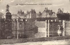VINTAGE POSTCARD Palate of Fontainebleau the Basin of the Cascades