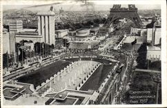 CPA Exposition Internationale Paris 1937 Tour Eiffel Panorama d'ensemble avec les bassins du Trocadero