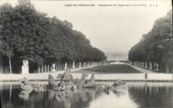 VINTAGE POSTCARD Park Of Versailles View Of the Green Carpet And the Palate