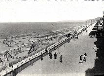 CPM Cabourg La Terrasse des Anglais Vers l'Est