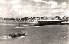 CPM Croix De Vie La Jetee et la Plage Bateau
