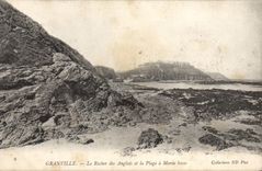 CPA Granville Le Rocher Des Auglais Et La Plage A Maree Basse