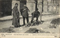 CPA Officiers d'infanterie fleurissant une tombe Militaria 