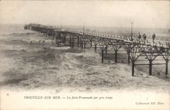 CPA Trouville sur Mer La jetee promenade par gros temps