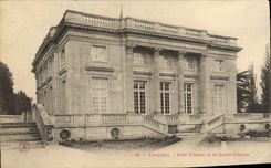 CPA Versailles Petit Trianon vu du jardin francais