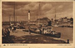 CPA Ouistreham Riva Bella Phare Bateaux
