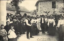 CPA La Fete Au Village En Place La Bourree Folklore 