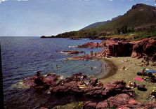 CPM La Corniche D'or entre le Travas et Saint Raphael Calanque aux rochers rouges et sa plage 