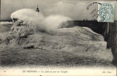 CPA Le Treport La Jetee un Jour de Tempete Phare 