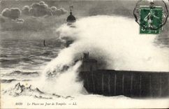 CPA Le Treport Le Phare un Jour de Tempete