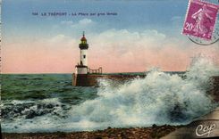 CPA Le Treport Le Phare Par Gros Temps