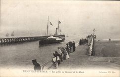 CPA Trouville Sur Mer Les Jetees au Moment de la Maree Bateau