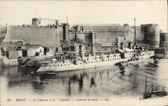 CPA Brest Le Chateau et le Guichen Croiseur protege Bateau 