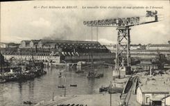 CPA Brest Port militaire la nouvelle grue electrique et vue generale de l'arsenal Bateaux