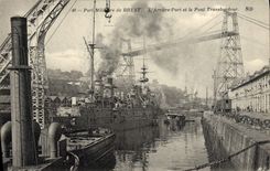 CPA Brest Port militaire l'arriere port et le transbordeur Bateaux