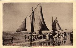 CPA Berck Mise a flot d'un bateau de promenade 
