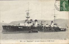 CPA La Republique Cuirasse d'Escadre de 15000 tonnes Bateau