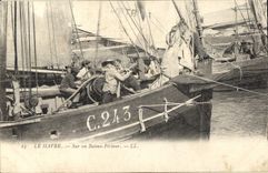 CPA Le Havre Sur Un Bateau Pecheur Bateau
