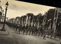 CPA Apotheose des poilus vainqueurs Fetes de la Victoire 14 juillet 1919 Le defile Militaria