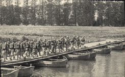CPA Pont De Bateaux Militaria