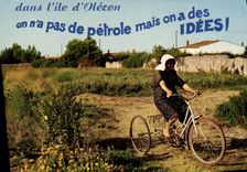 CPA Dans I'ile D'Oleron Vieille femme en quichenotte sur son tricycle Velo Cycle 
