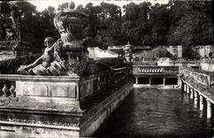 CPM Nimes Jardin de la fontaine Les bains romains