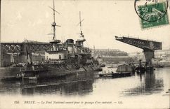 CPA Brest Le pont National Ouvert Pour Le Passage D'Un Cuirasse Bateau