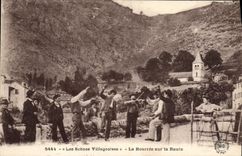 CPA Les Scenes Villageoises La Bourree Sur La Route Auvergne Folklore Violon 