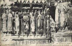 CPA Les statues de la facade de la cathedrale de Reims apres le crime des barbares Militaria