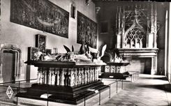 CPM Dijon Le musee Salle des gardes Tombeaux de Philippe le Hardi et de Jean Sans Peur 