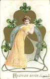 CPA Fantaisie Femme Fer a cheval Trefle