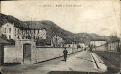 VINTAGE POSTCARD Worthy Avenue De I' Teacher training school