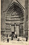 CPA Amiens La Cathedrale Sortie de Messe au portail de la vierge doree