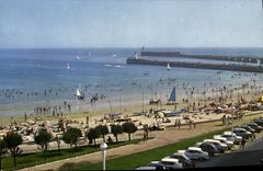 CPM Les Sables D'Olonne Entree du port vue de la Plage