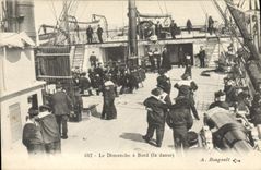 CPA Bateau Guerre le dimanche a bord La danse 