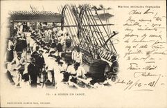 CPA Bateau Guerre a hisser un canot 