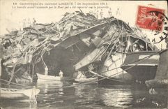 CPA Bateau Guerre Catastrophe du Liberte La tourelle avant recouverte par le pont qui a ete renverse sur la passerelle