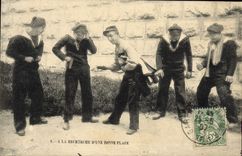 CPA Bateau Guerre A la recherche d'une bonne place 