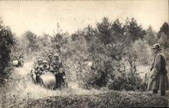 CPA Groupe de combat motorise Militaria 