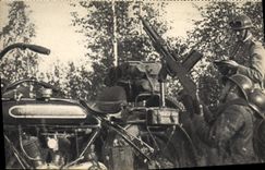 CPA Fusil mitrailleur contre avion Militaria Moto 